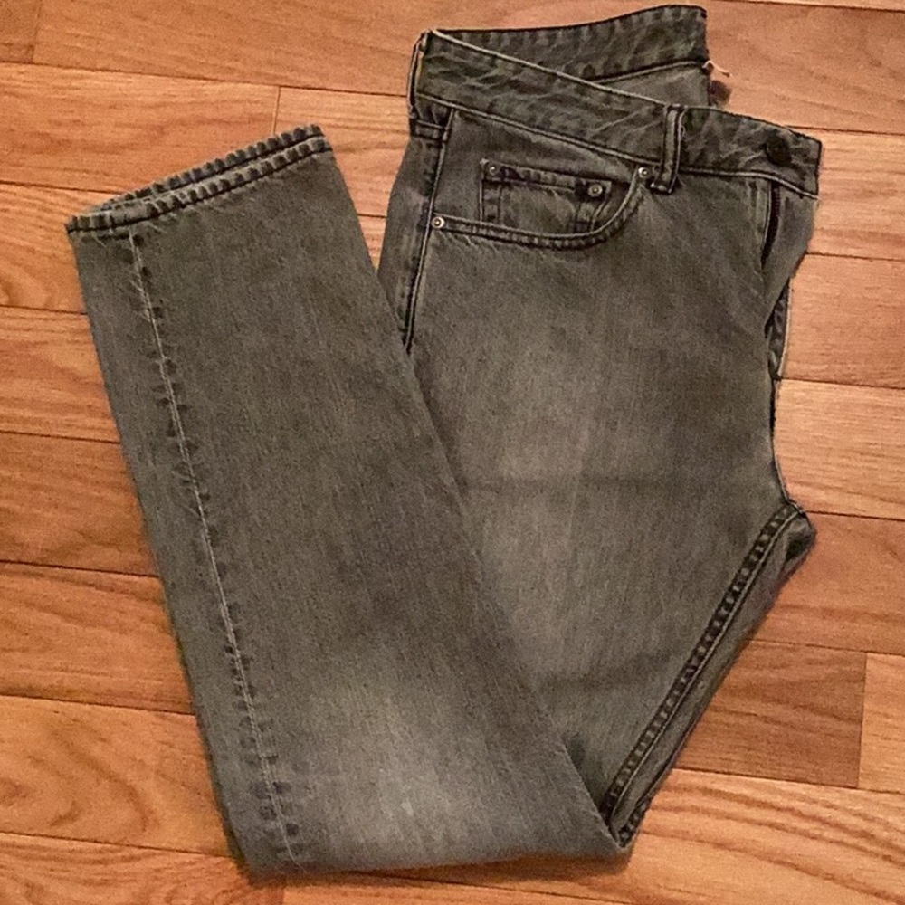 BR Stylish stone washed 5 pocket zipper down gray denim jeans.